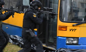 Lietuvos policijos antiteroristinių operacijų rinktinės &bdquo;Aras&ldquo; pratybos su senu autobusu