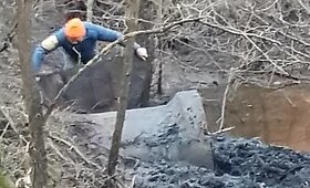 Jonavos rajone dėl užkim&scaron;tos pralaidos i&scaron;siveržęs vanduo sugadino kelią ir apsėmė sodybą