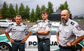 Pareigūnams teko sėsti prie sportinio bolido vairo