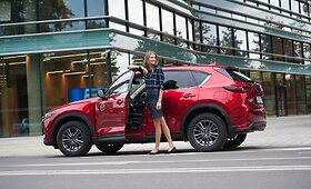 Airinė Pal&scaron;ytė ir jos &bdquo;Mazda CX-5&ldquo;.