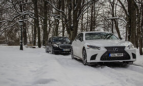 Naujasis &bdquo;Lexus LS&ldquo; prie&scaron; S klasės &bdquo;Mercedes-Benz&ldquo;