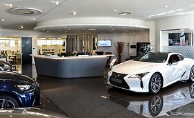 &bdquo;Lexus&ldquo; atstovai Vilniuje atnaujino automobilių saloną