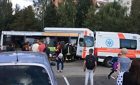 Sostinėje autobusas trenkėsi į stulpą