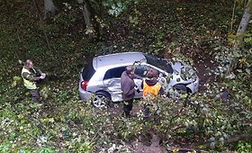 Automobilio Vilniuje nesuvaldžiusi vairuotoja sukėlė avariją ir nulėkė nuo skardžio