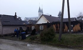 Kaltinėnuose atvira liepsna degė namas