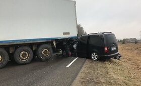 Kelyje Kelmė&ndash;Tytuvėnai sunkvežimis susidūrė su lengvuoju automobiliu