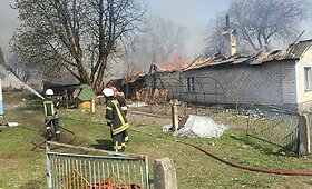 Didžiulis gaisras &Scaron;alčininkų rajone: jau sudegė 14 pastatų
