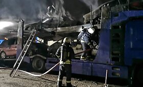 Vilniaus rajone degė autovežis su automobiliais