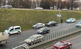 Sostinėje susidūrė 3 automobiliai, nukentėjo moteris