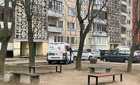 Sostinėje prie daugiabučio rastas žuvęs žmogus