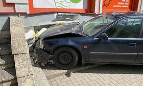Vilniuje automobilis trenkėsi į suoliuką ir į parduotuvę