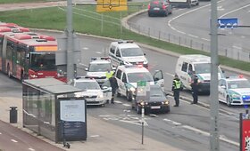 Sostinėje gausios policijos pajėgos persekiojo automobilį
