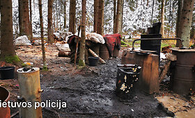 Molėtų rajono mi&scaron;kuose pareigūnai aptiko naminukės fabrikėlį