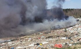 Aplinkosaugininkai gavę prane&scaron;imą, kad dega Tel&scaron;ių regiono nepavojingų atliekų sąvartyne (Plungės r.) esančios atliekos, reagavo nedelsiant.