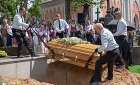 I&scaron;kilminga perlaidojimo ceremonija Rasų kapinėse
