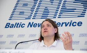 Kęstučio Kup&scaron;io spaudos konferencija apie vartotojų požiūrį į tar&scaron;ius automobilius.