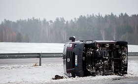 Apvirtęs &bdquo;Volkswagen Crafter&ldquo; automobilis A2 magistralėje