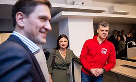 TS-LKD centrinėje būstinėje savivaldos rinkimų pirmojo turo rezultatų bendras laukimas
