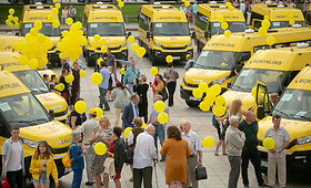 Katedros aik&scaron;tėje dalyvavo mokyklinių autobusiukų perdavimo savivaldybėms ceremonijoje