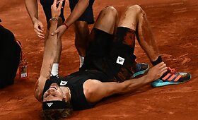 &bdquo;Roland Garros&ldquo; pusfinalis: Alexanderio Zverevo &scaron;iurpi trauma prie&scaron; Rafaelį Nadalį