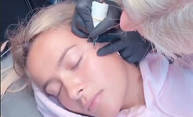 Karolina Meschino su mylimuoju pasidarė vienodas tatuiruotes