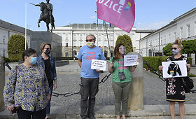 Lenkijoje homoseksualių asmenų tėvai protestavo prie&scaron; prezidento retoriką LGBT atžvilgiu