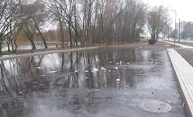Stovėjimo aik&scaron;telės &scaron;alia Kalniečių parko