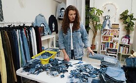 Suply&scaron;o džinsai? Menininkė parodo, kiek visko i&scaron; jų galima pasigaminti