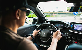 V.Milius ir A.Bubinas ruo&scaron;iasi elektromobilių lenktynėms