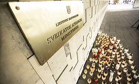 Degamos žvakutės prie Sveikatos apsaugos ministerijos nusižudžiusio mediko atminimui