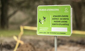 &Scaron;alia &bdquo;Sugihara&ldquo; centro vežamos žemės su &scaron;iūk&scaron;lėmis.