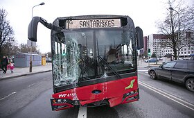 Avarija Santari&scaron;kėse: autobusas atsitrenkė į stotelę