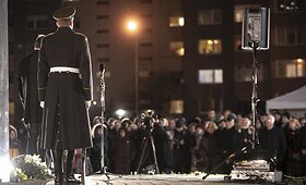 Atminimo laužų uždegimo ceremonija prie Lietuvos nacionalinio radijo ir televizijos pastato