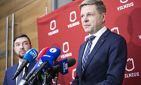 Spaudos konferencija dėl lentelių su žaliomis rodyklėmis
