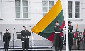 Simono Daukanto aik&scaron;tėje vėliavų pakėlimo ceremonija