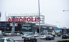 Sausakim&scaron;os automobilių stovėjimo aik&scaron;telės prie prekybos centrų Vilniuje