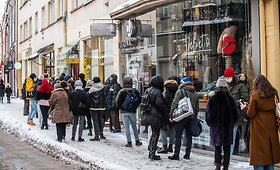 Vilniuje prie vėl atsidariusios parduotuvės &bdquo;Humana&ldquo; i&scaron;tįso žmonių eilė