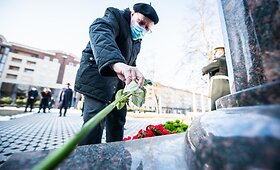 Gėlių padėjimas prie Kovo 11-ajai skirto paminklo