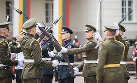 Valstybės vėliavų pakėlimo ceremonija Daukanto aik&scaron;tėje