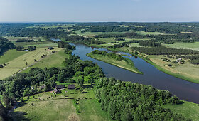 Eklektika trijų pastatų sodyboje Kernavės kultūriniame rezervate