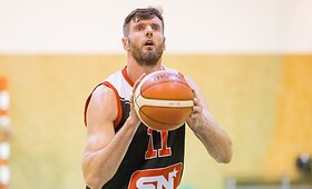 Broliai Lavrinovičiai mėgėjų krep&scaron;inyje