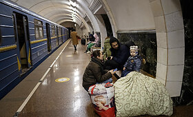 Žmonė slepiasi Kijevo metro