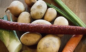 Voki&scaron;ka bulvių sriuba su &bdquo;Chorizo&ldquo; de&scaron;ra