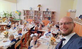 Artūras Žarnovskis padėjo rekonstruoti susprogdintą mokyklą Avdijivkos miestelyje, Donecko regione