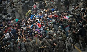 Migrantai i&scaron; Hondūro, bandantys patekti į Gvatemalą, kad pasiektų JAV