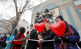 Rusijoje protestuodamos moterys Valentino dienos proga formavo žmonių grandines