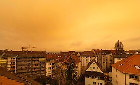 Pietų Europoje dangus nusidažė oranžine spalva