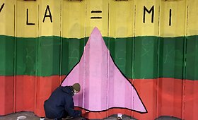 Vilniaus požeminės perėjos siena pasipildė LGBT istorijai svarbiu simboliu ir užra&scaron;u