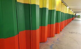 Vilniaus požeminėje perėjoje vaivoryk&scaron;tės neliko &ndash; vėl tik trispalvė