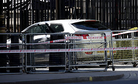 Į JK premjero rezidenciją Dauningo gatvėje rėžėsi automobilis